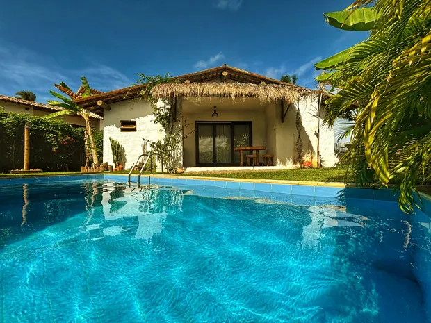 Piscina com a casa ao fundo